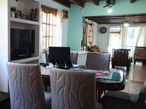 Casa en Venta con 2 cocheras