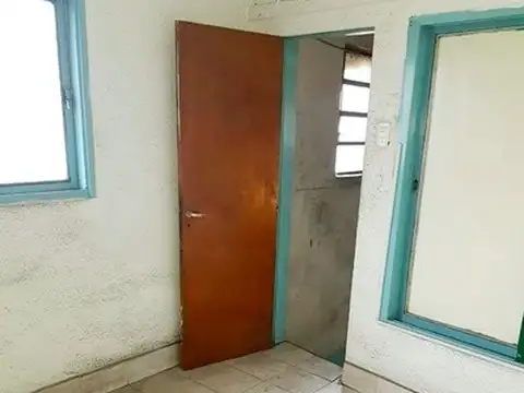 Galpón en esquina sobre Asunción y Alsina, 10 x 9m con entrepiso y oficina. Metros cubiertos 120m².