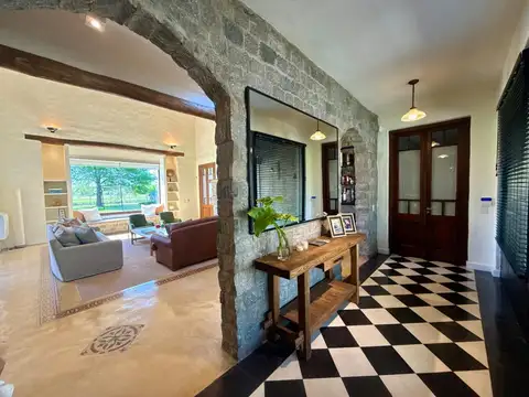 Casa 6 ambientes con 4 baños