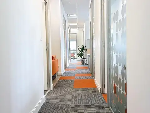 Oficina en Alquiler con 2 cocheras