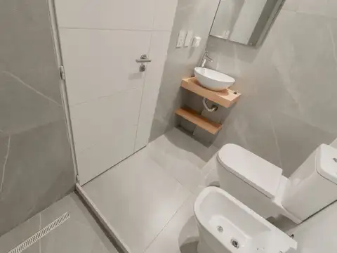 DEPARTAMENTO . FRENTE . CON BALCÓN