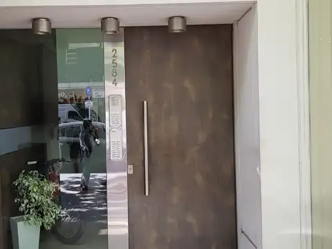 MONOAMBIENTE FRENTE BALCON BAÑO COMPLETO LAUNDRY (VENTA C/RENTA)