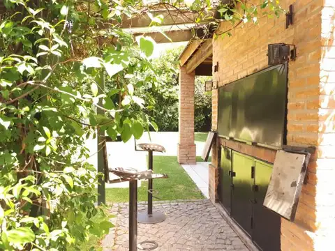 EXCELENTE CONSTRUCCION, AMPLIA CASA TRADICIONAL