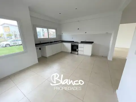 Casa 4 ambientes con 3 baños