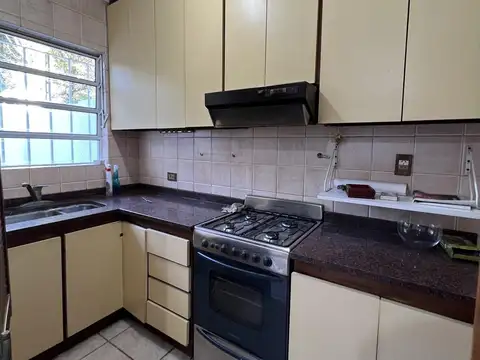 Muy cómodo dúplex en Florida con cochera y jardin