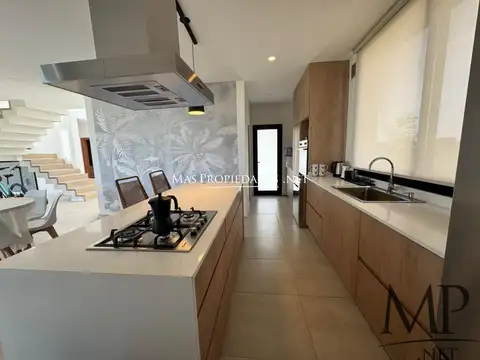 Casa 5 ambientes con 4 baños