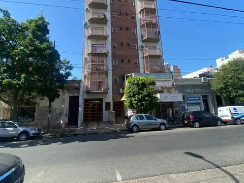 DEPARTAMENTO 3 AMBIENTES SEMIPISO CON COCHERA.-