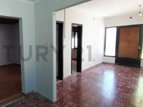 Casa 6 ambientes con 1 baño