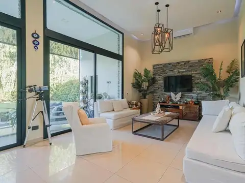 Casa en Venta con 5 cocheras