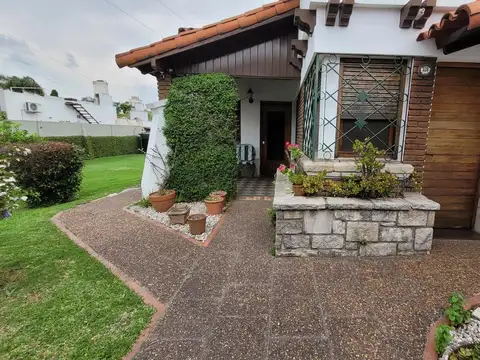 Casa 4 ambientes con parque y pileta - morón