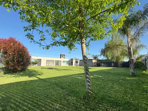 Casa en Venta con 2 cocheras