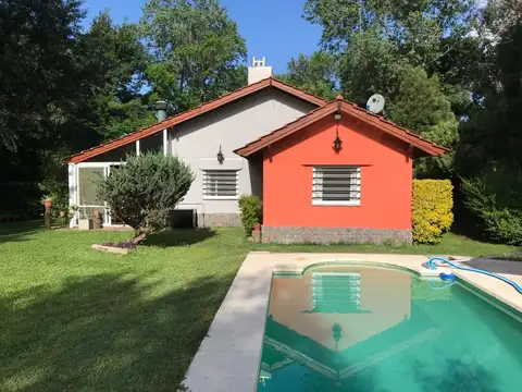 Casa en venta - 2 Dormitorios 2 Baños - Cochera - 1.000Mts2 - Chascomús