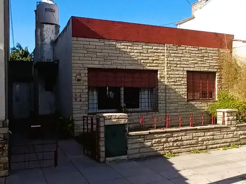 CASA DE 2 DORMIT EN LOTE PROPIO. POSEE OTRA VIVIENDA DE 1 DORMIT AL FONDO DEL TERRENO. OPORTUNIDAD 