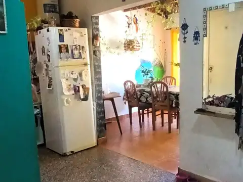 CASA DE 2 DORMIT EN LOTE PROPIO. POSEE OTRA VIVIENDA DE 1 DORMIT AL FONDO DEL TERRENO. OPORTUNIDAD 