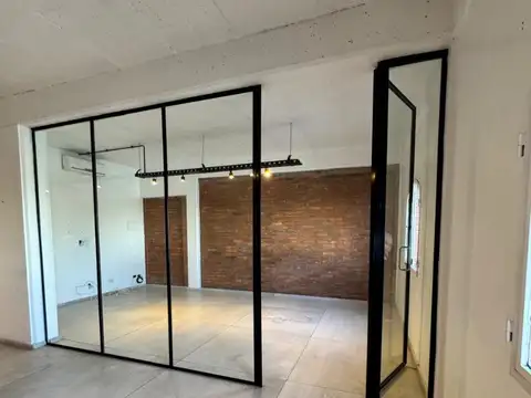 EXCELENTE OFICINA DE 3 AMB. CON COCHERA Y VISTA AL DIQUE