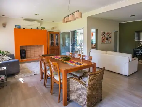 Casa en Venta con 3 cocheras