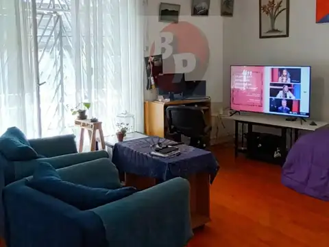 EXTRAORDINARIO DEPTO TIPO CASA 1º X ESCALERA DE 3 AMB. FTE