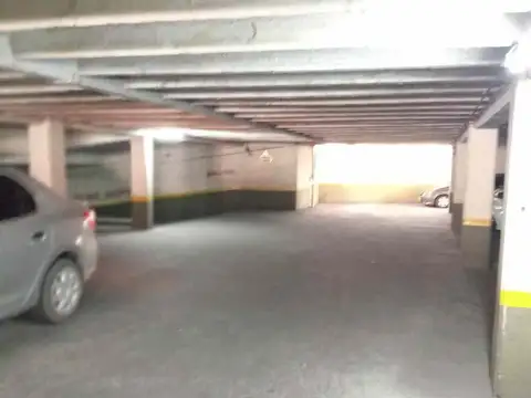 VENDO COCHERA, EDIFICIO CÉNTRICO.