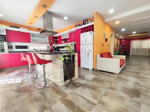 Casa 7 ambientes con 5 baños