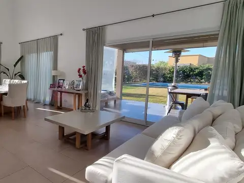 Casa  en Venta en Santa Guadalupe, Pilar del Este, Pilar
