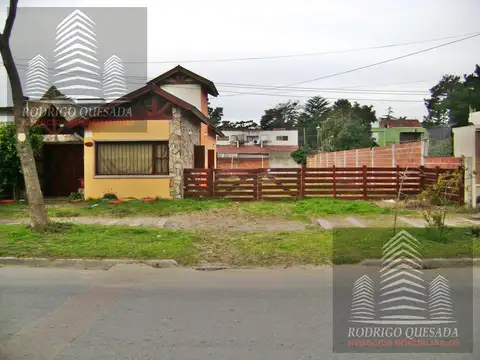 Amplia casa sobre Av Tucuman en San Bernardo - permuta por 2 unidades 