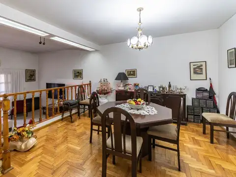 CASA DE 5 AMB. C/JARDÍN, QUINCHO Y PARRILLA FLORES