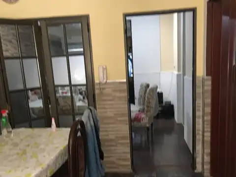 VENTA - CASA  4 AMBIENTES CON PILETA