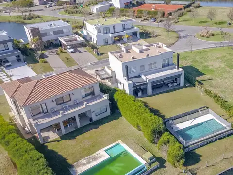 Casa 6 ambientes con 2 baños