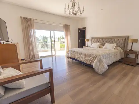 Casa en Venta con 4 cocheras