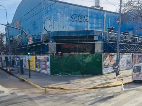 Av. Juan B Alberdi 3800, Piso 0