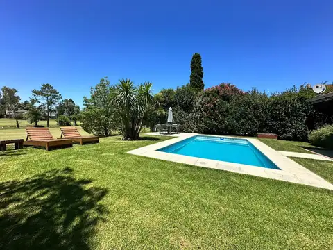 Impecable casa en venta con vista al golf en el CC Larena . NUEVO PRECIO!