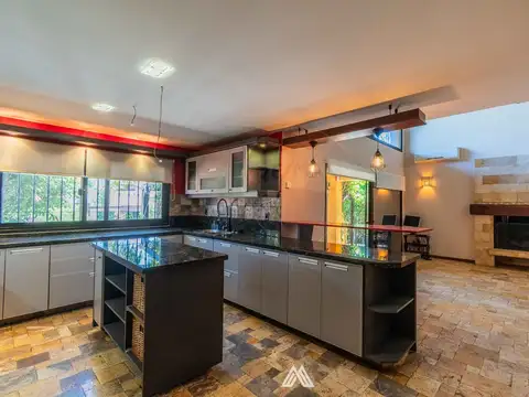 Casa en Alquiler con 2 cocheras