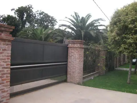 Casa en Venta con 3 cocheras