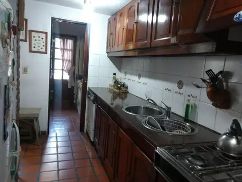 Casa 2 plantas y 5 Amb c/cochera Av. Hipólito Yrigoyen 994