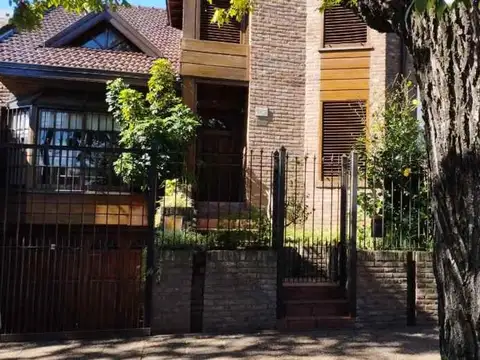 Casa 2 plantas y 5 Amb c/cochera Av. Hipólito Yrigoyen 994