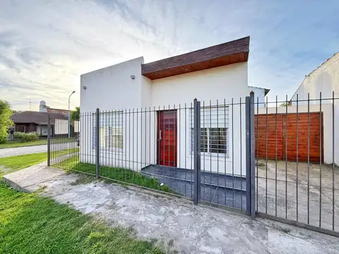 P.H. 3 ambientes con patio y cochera · Los Pinares