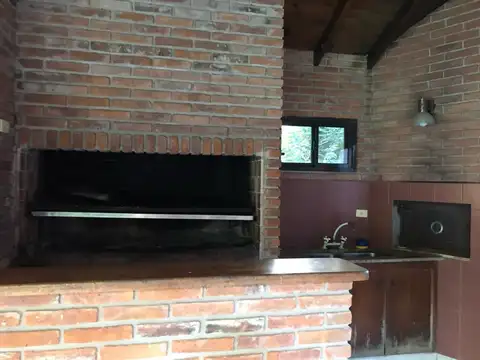 Casa en Alquiler con 4 cocheras