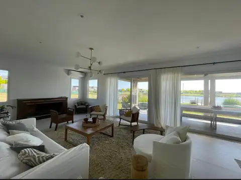 Casa 8 ambientes con 4 baños