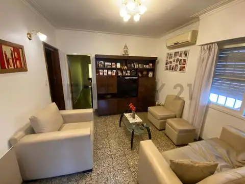 Casa 7 ambientes con 2 baños