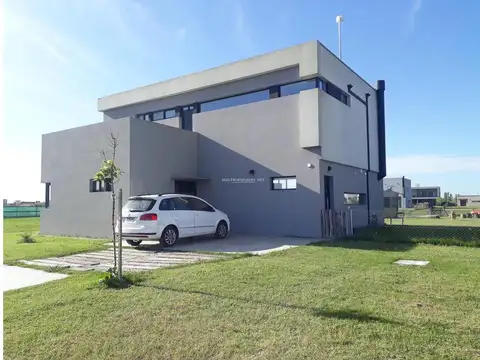 Venta Casa a la laguna en San Lucas 4 Dormitorios Canning
