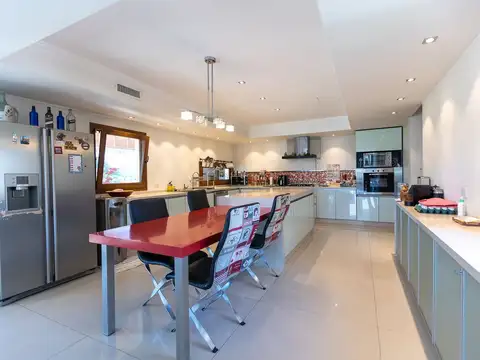 Casa 5 ambientes con 4 baños