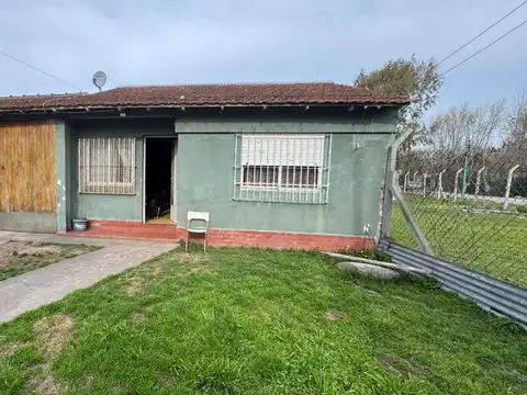 CASA EN VENTA ENSENADA A REFACCIONAR CON PARQUE