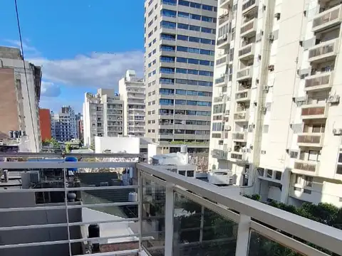 Amplisimo monoambiente con cocina separada y balcon