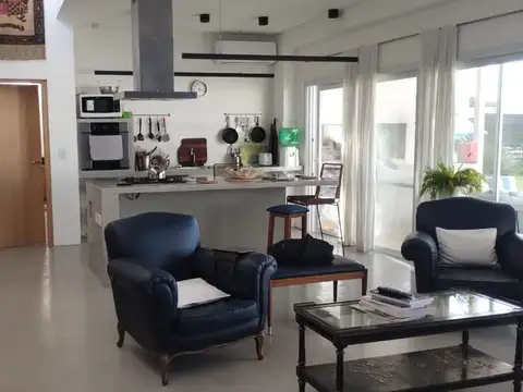 Casa en Alquiler con 2 cocheras