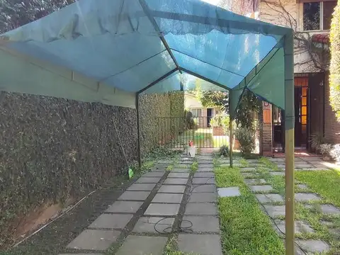 Casa 8 ambientes con 2 baños