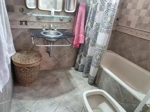Casa 5 ambientes con 2 baños