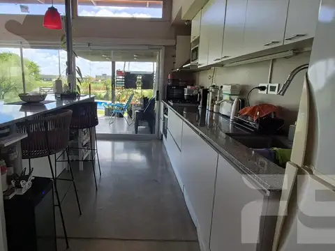 Casa en Venta con 4 cocheras