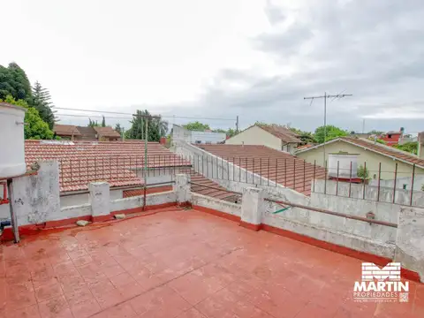 Casa de 4 ambientes en Martínez con  cochera jardín terraza y playroom.