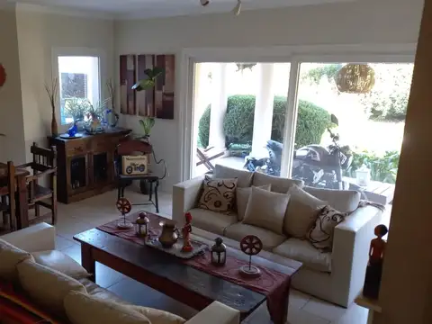 Casa en Venta en Pilar del Este - Los Jazmines, USD 290.000