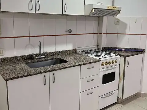 MONOAMBIENTE EN PLANTA BAJA CON PATIO SOBRE AV. RIVADAVIA - BAJAS EXPENSAS - EXCELENTE UBICACION